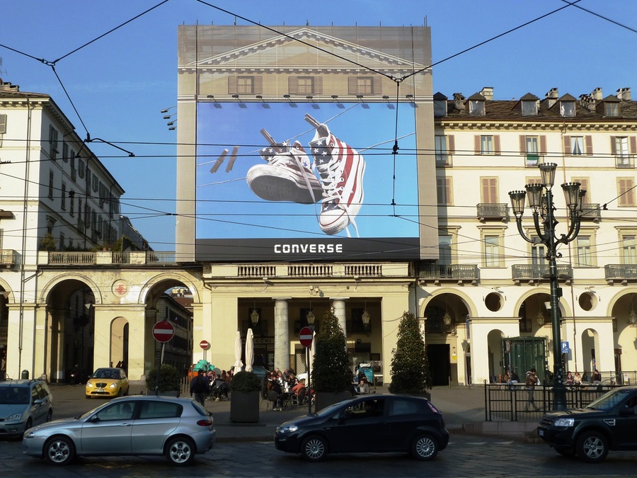 Реклама на площади Vittorio Veneto Турин, Италия