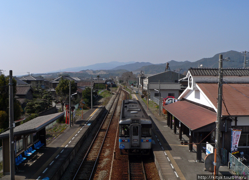 Маленькая железнодорожная станция в окрестностях Токусимы Токусима, Япония
