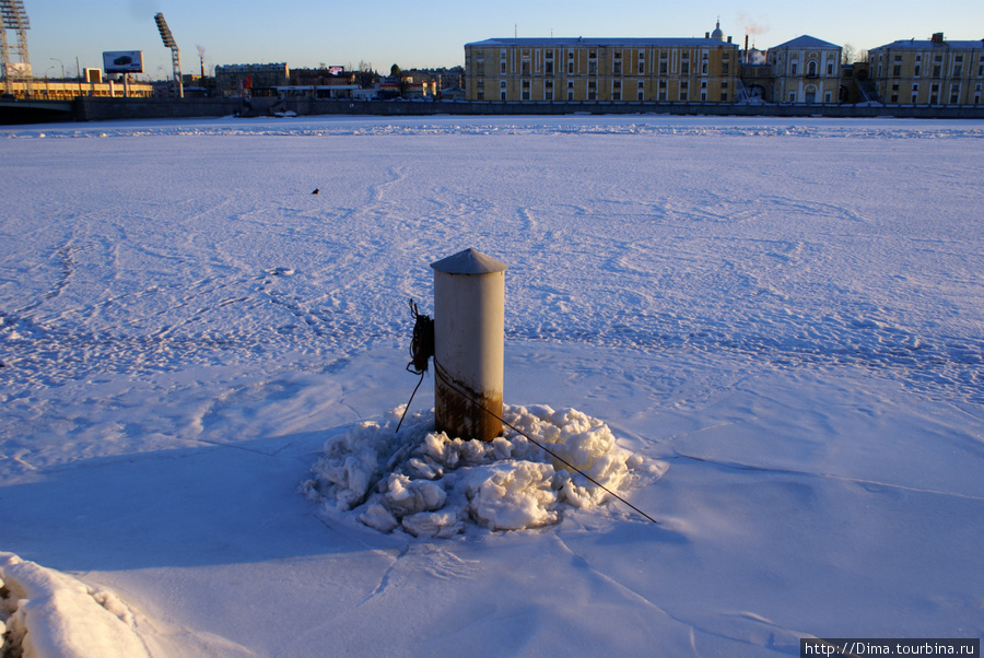 Лёд ещё стоит на реках, но постепенно тает Санкт-Петербург, Россия