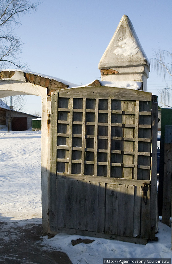 д. Кидекша. 
Собор Бориса и Глеба (1152 г.). Стефаниевская церковь (1780 г.). «Падающая» колокольня (1780 г.) Суздаль, Россия