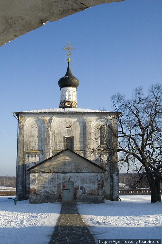 д. Кидекша. 
Собор Бориса и Глеба (1152 г.). Стефаниевская церковь (1780 г.). «Падающая» колокольня (1780 г.) Суздаль, Россия