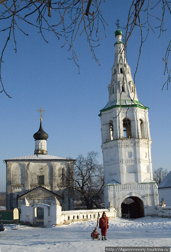 д. Кидекша. 
Собор Бориса и Глеба (1152 г.). Стефаниевская церковь (1780 г.). «Падающая» колокольня (1780 г.) Суздаль, Россия