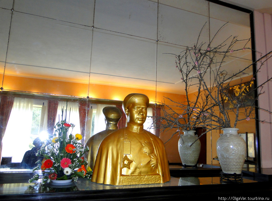 Позолоченный бюст предпоследнего исмператора Вьетнамской империи — Кхай Диня Далат, Вьетнам