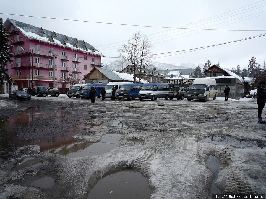 Провокзальная площадь,а у вас не так? Сюда можно на поезде приехать,на автобусе,ну,или на машине.До настоящего снега вас добросит маршрутка. Бакуриани, Грузия