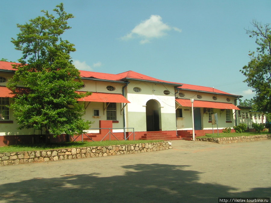 Парадный фасад здания вокзала Виктория-Фоллс, Зимбабве