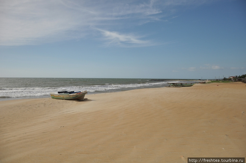 Пляжи Негомбо делят между собой рыбаки, их давние обитатели,  и  туристы, нынешние пришельцы из стран дальних и не очень. К счастью, на ленте песка в пару километров места хватает всем. Шри-Ланка