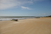 Пляжи Негомбо делят между собой рыбаки, их давние обитатели,  и  туристы, нынешние пришельцы из стран дальних и не очень. К счастью, на ленте песка в пару километров места хватает всем.