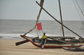 На западном побережье штиль — исключение из правил. Но красный флаг от службы спасателей останавливает лишь законопослушных иностранцев. Рыбаки и наши туристы на волны не слишком обращают внимание.