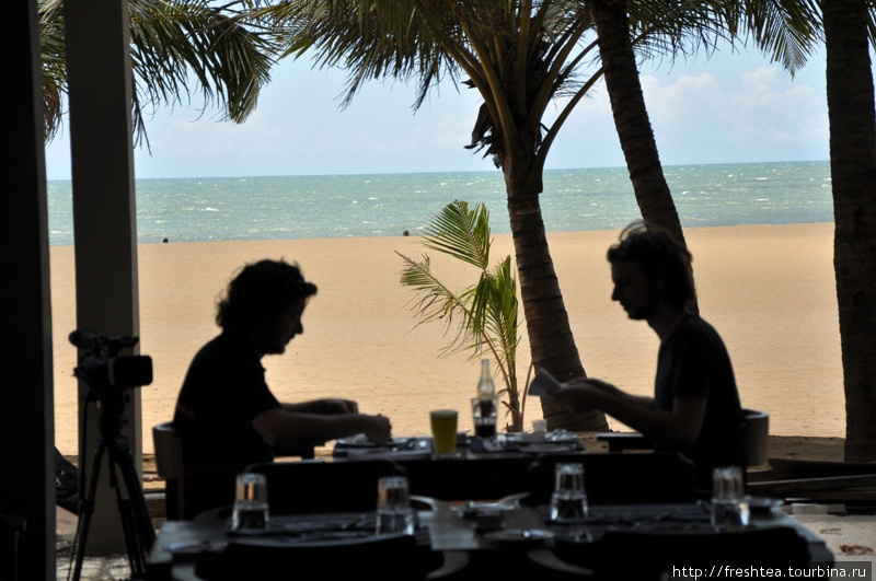 На обед в пляжных отелях необязательно идти в зал ресторана — на террасе бара, под свист бриза тоже неплохо. Шри-Ланка
