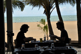 На обед в пляжных отелях необязательно идти в зал ресторана — на террасе бара, под свист бриза тоже неплохо.