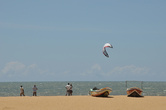 Кайтинг наконец добрался и до Шри-Ланки: летающих над водой отважных парней можно видеть влодь пляжей Негомбо. В марте, так точно.