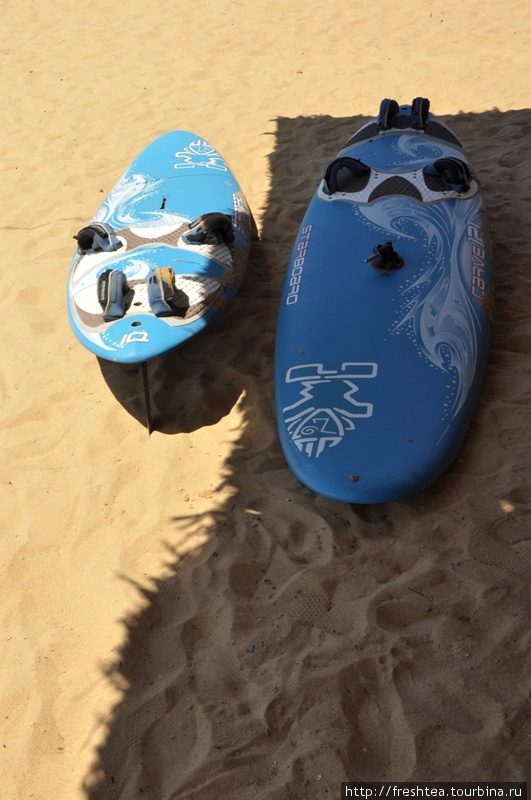 В полдень, в самую жару, ни виндсерферов, ни серферов просто на доске я в воде не застала: только под навесом на песке сохли доски и паруса. Шри-Ланка