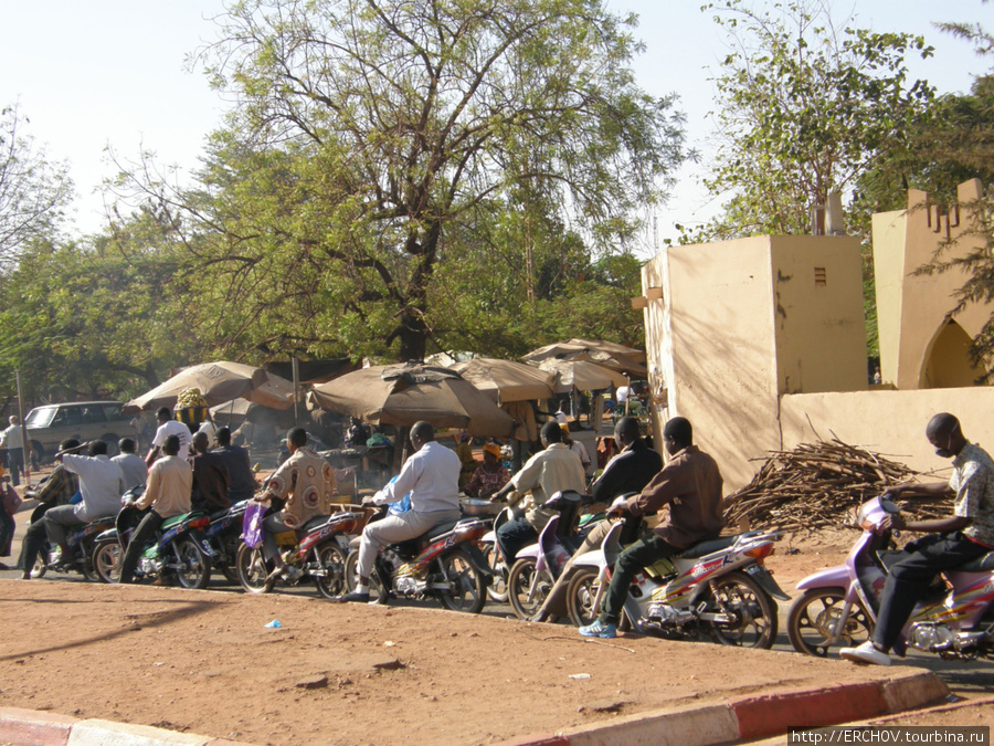 На улицах города. Бамако, Мали