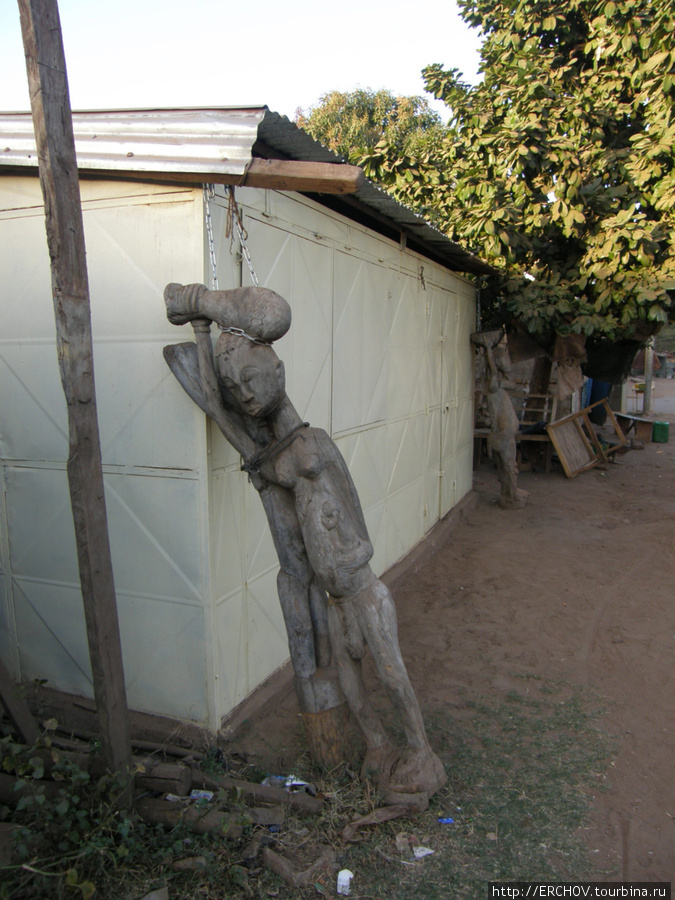 Сувенирный ларёк пока закрыт, и идол его охраняет. Бамако, Мали