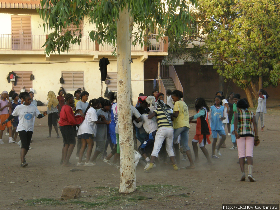 Школьники играют в футбол. Все бегают кучей, панятие ПАС не существует. Бамако, Мали