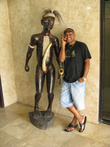 Посетитель банка (скульптура папуаса — деревянная. Стоит в фойе Банк Папуа)