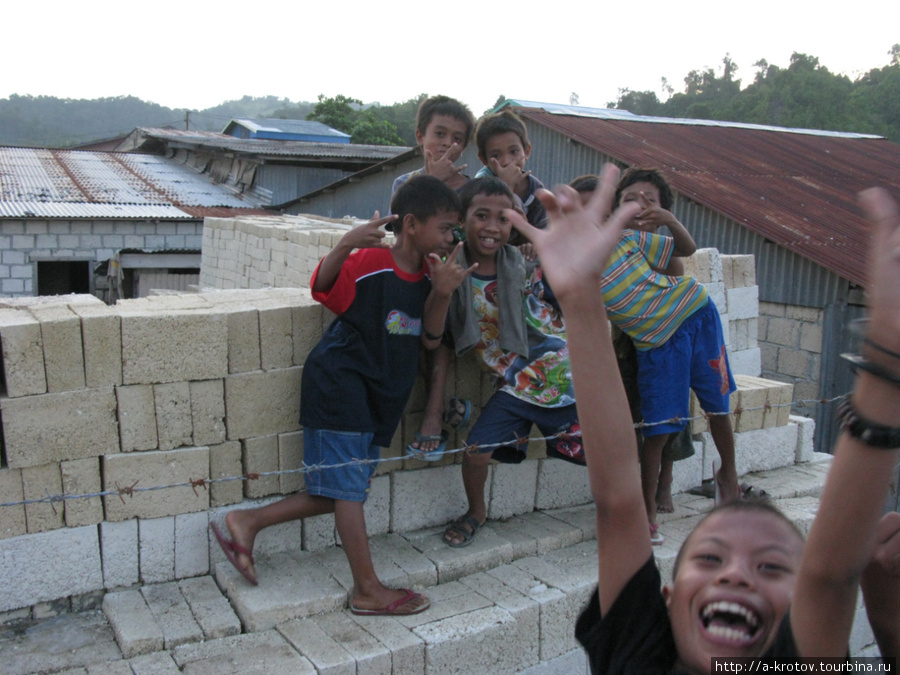 Дети прямо лезут в фотоаппарат — не успеешь настроиться, как уже прямо прыгают в кадр! Джайпура, Индонезия