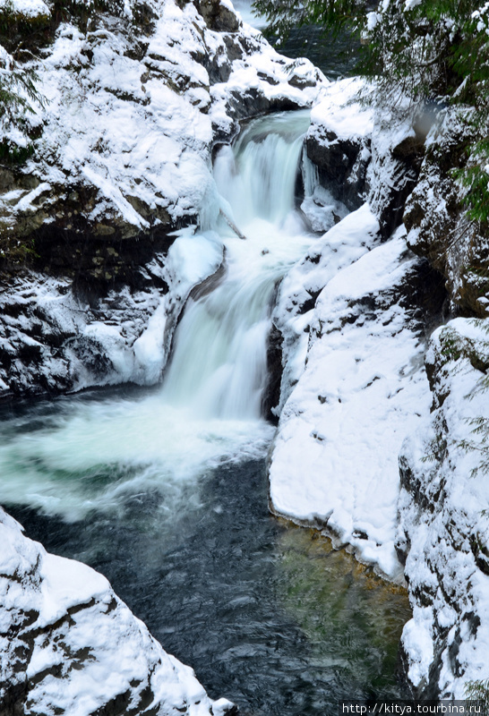 Водопады в снегу Норт-Бенд, CША