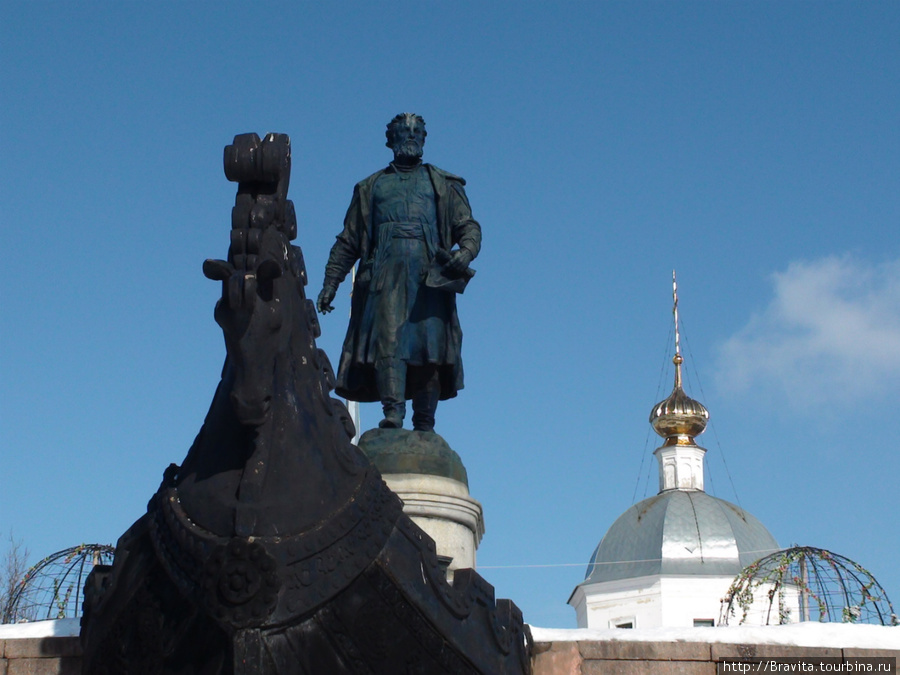 Около памятника великому путешественнику Тверь, Россия