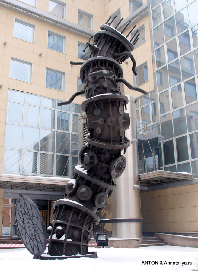 Памятник земляному червю. Здесь надо было списать ГОСТ с люка. Москва, Россия