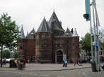De Waag (Весы) часть оборонительного пояса укреплений Амстердама, здание построено ок.1488г. как въездные ворота в город (ворота св.Антония). Одно время площадь перед воротами служила лобным местом. Потом в здании была весовая, откуда оно и получило свое современное название.