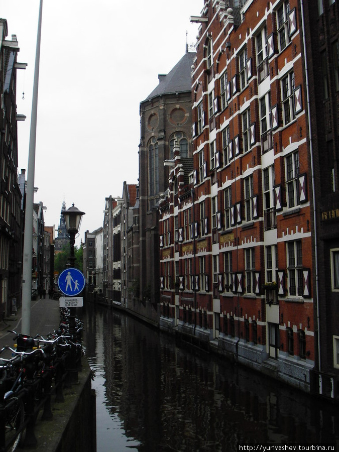Фундаменты уходят в канал. Амстердам, Нидерланды