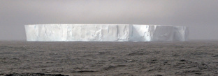 После прохода пролива Дрейка встретился первый айсберг. Антарктида близко...