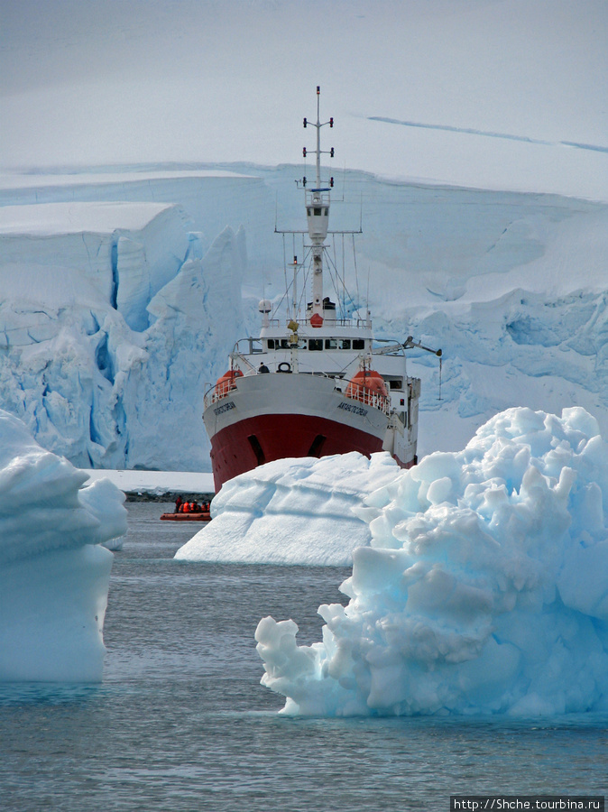 Наш корабль среди айсбергов и лодка  Zodiac Антарктида