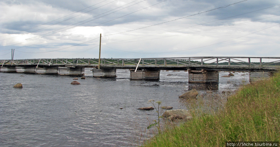 За мостом заканчивается река Калга и начинается Белое море. Калгалакша, Россия