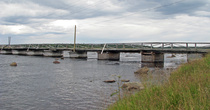 За мостом заканчивается река Калга и начинается Белое море.