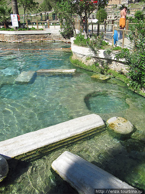 Бассейн с термальной водой, т.н. бассейн Клеопатры. Памуккале (Иерополь античный город), Турция