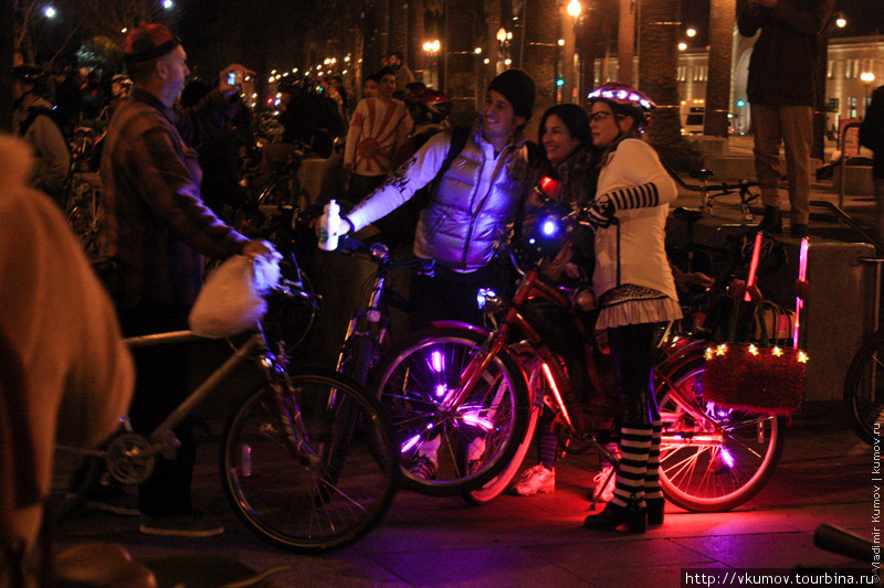 Эта светящаяся девушка получила прозвище Bubble Queen за мыльные пузыри, выдуваемые её велосипедом. Сан-Франциско, CША