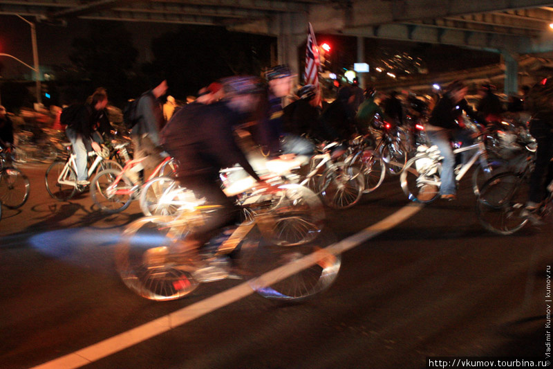 На некоторых крупных перекрёстках вся толпа велосипедистов останавливалась, и некоторые начинали кататься по кругу, после чего поднимали свои велосипеды на руки. 

Автомобилистам это, мягко говоря, не нравилось. Сан-Франциско, CША
