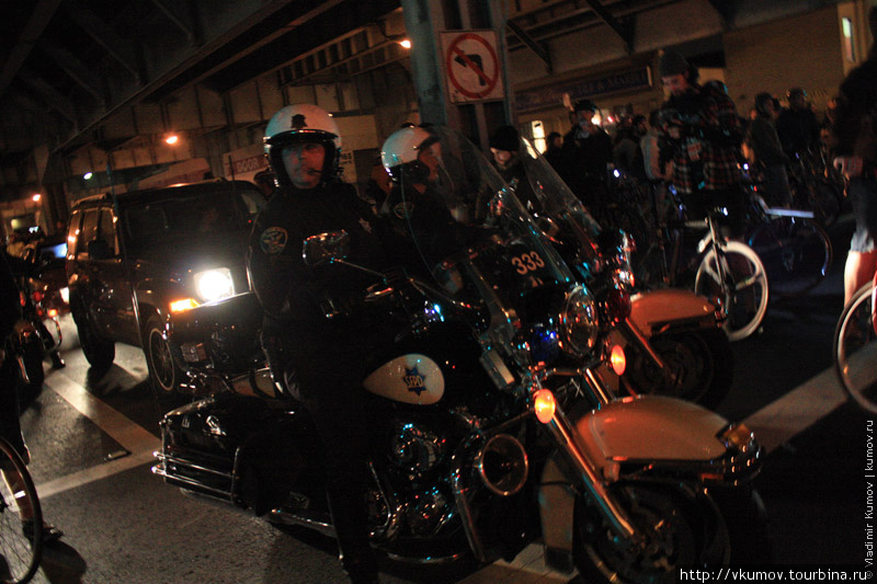 Полиция сопровождала акцию, периодически останавливая автомобилистов, но и велосипедистам пару раз досталось... Сан-Франциско, CША