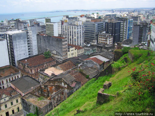 Вид на нижний город. Здесь много заброшенных, полуразрушенных домов. Сальвадор, Бразилия