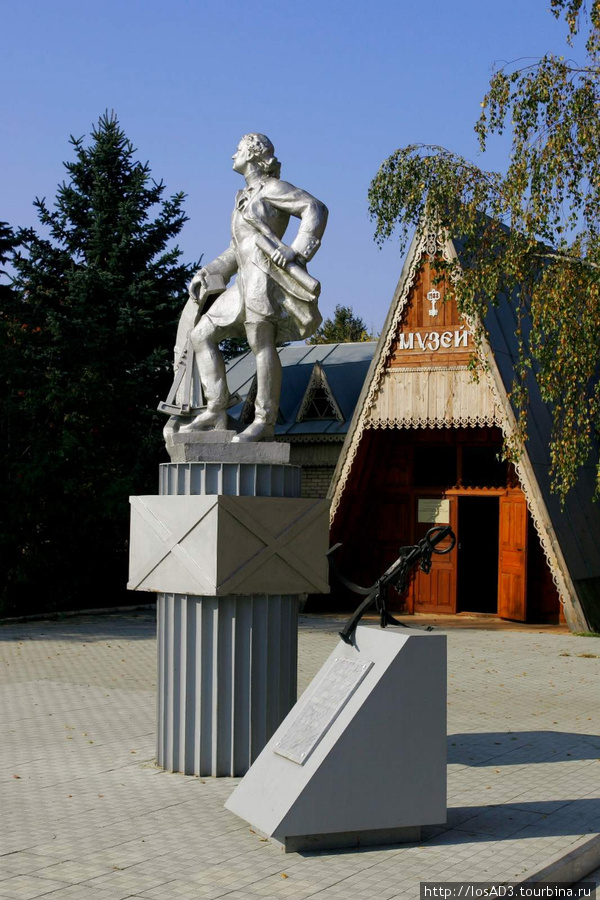 Памятник Петру I около краеведческого музея. Луховицы, Россия