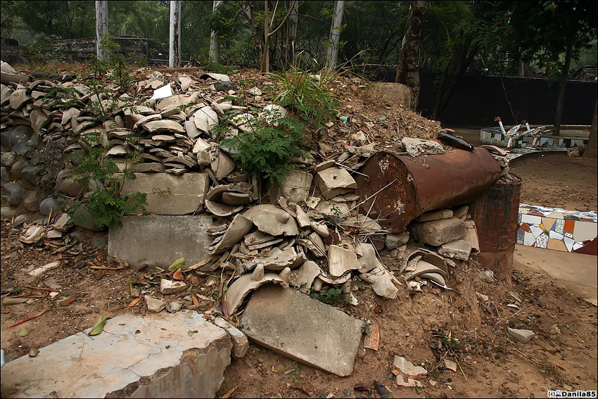 Одной из идей было создание инсталляций из мусора. Местами вышло неказисто. Чандигарх, Индия