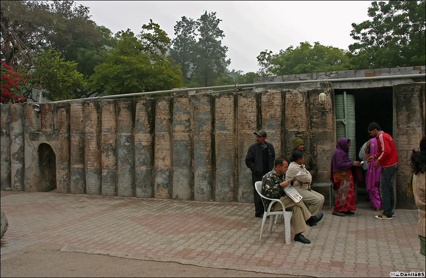 Сильно охраняемый платный вход (справа) и никем не охраняемый выход (слева). Чандигарх, Индия