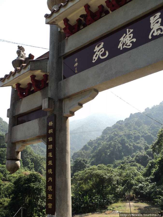 на пути к водопадам прошли мимо красивого монастыря Новые Территории, Гонконг