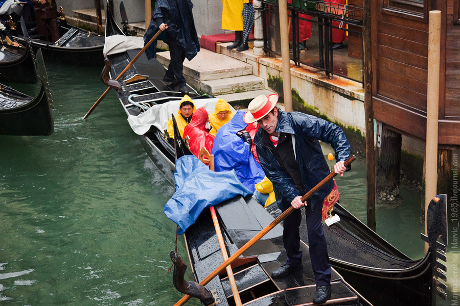 В любую погоду с улыбкой по узким каналам самого романтичного города они возят туристов и влюбленные парочки Венеция, Италия