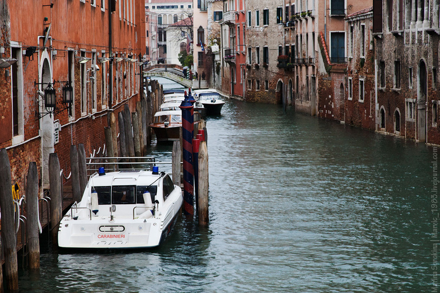 Венеция — это вода!  Каналы, лодки и гондолы, а мне еще достались лужи и проливной дождь ) Венеция, Италия