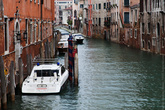 Венеция — это вода!  Каналы, лодки и гондолы, а мне еще достались лужи и проливной дождь )