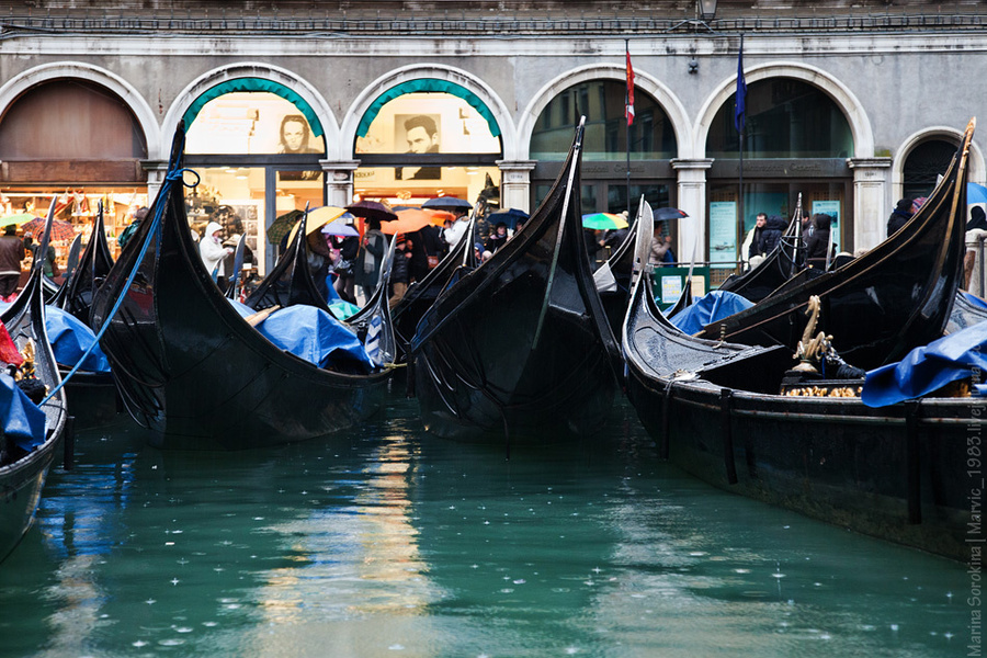 Я разглядывала диковинные гондолы, располагающиеся у дворцов и пыталась себе представить, как это жить на воде. Венеция, Италия