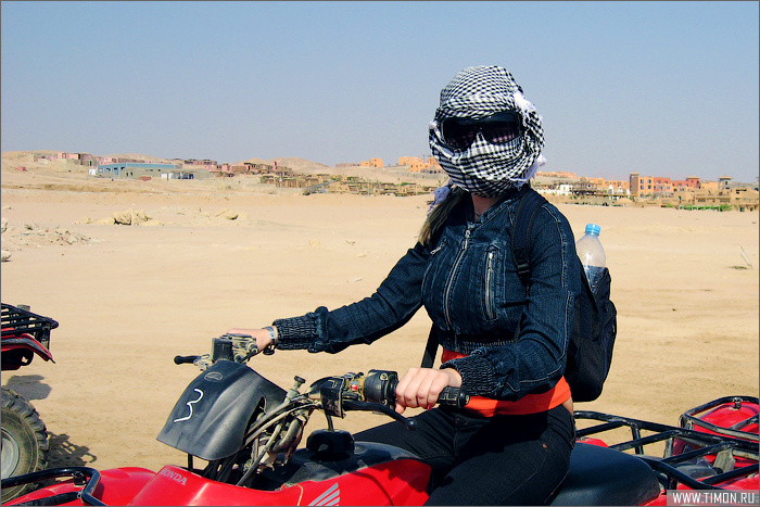 Девушка на квадроцикле фото в шлеме