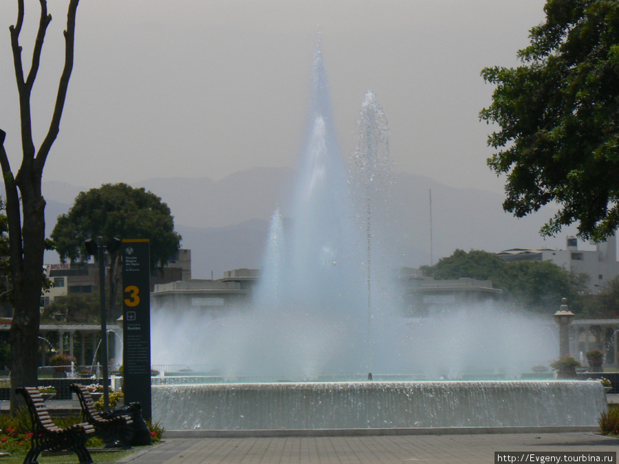 Поющие фонтаны в Лиме днём.... Колумбия