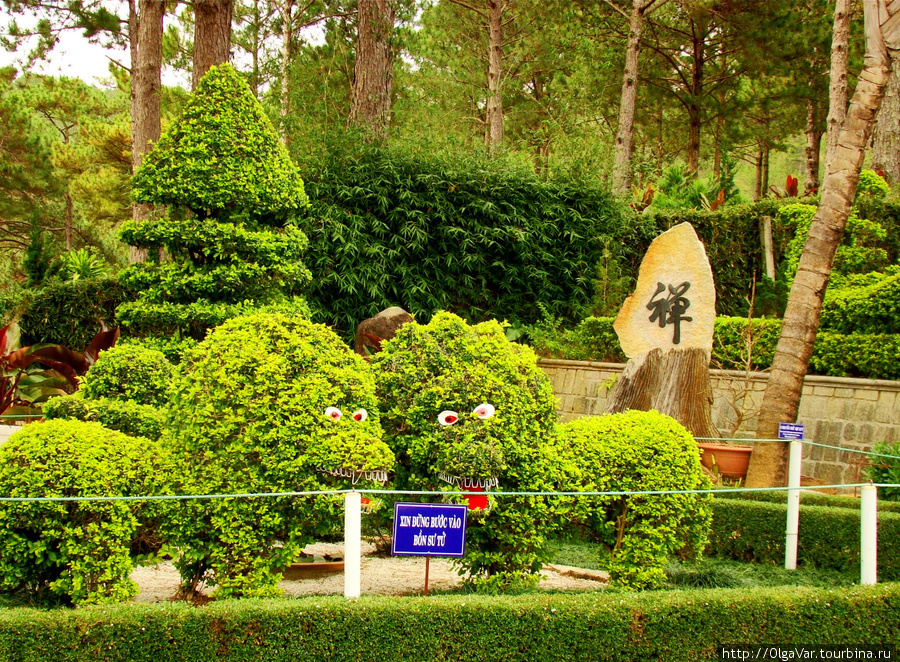 Эти замечательные зверушки тоже расположены на территории парка храмового комплекса Тхиенвиен Далат, Вьетнам
