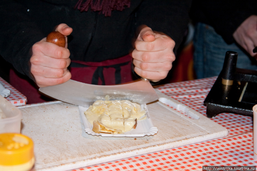перед подачей хлеб с раклетом нарезают, чтобы было удобнее есть Цюрих, Швейцария