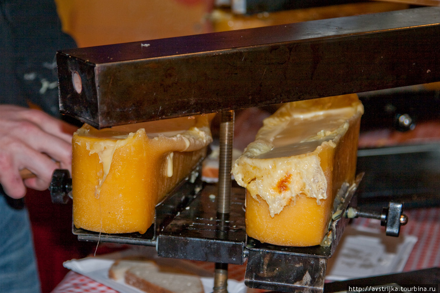 сыр жарится в специальной раклетнице Цюрих, Швейцария