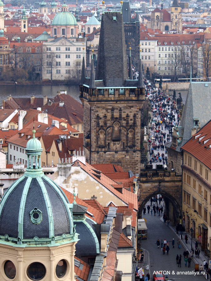 Вид на Малостранскую башню Карлова моста с колокольни костела святого Микулаша Прага, Чехия