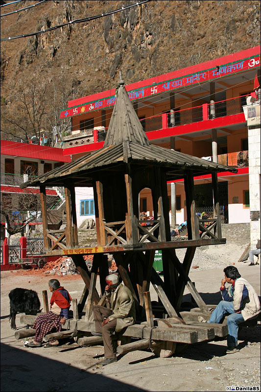 В самом Маникаране есть самобеглая часовенка, Касоль, Индия